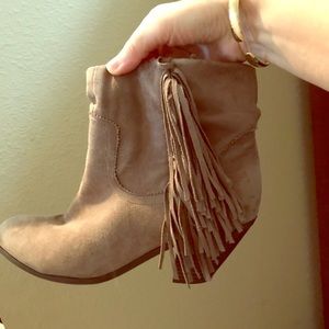 Fringe ankle boots taupe size 9